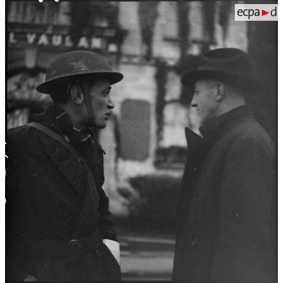 Portrait de groupe de deux journalistes américains qui discutent.