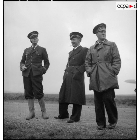 Photographie de groupe de trois officiers de l'armée de l'Air.