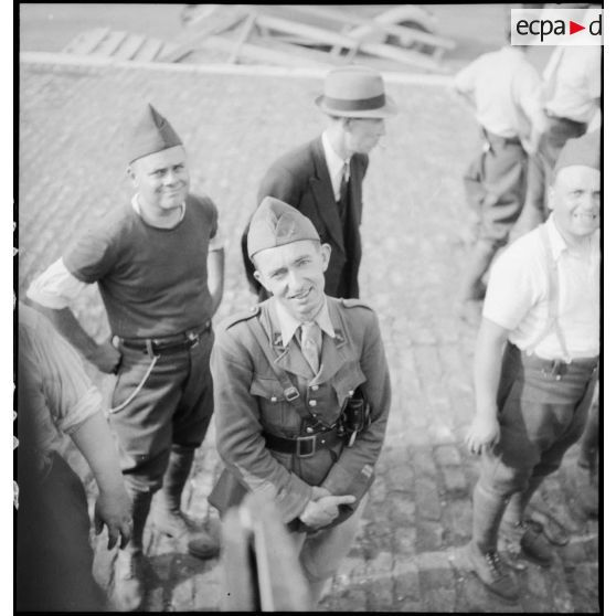 Photographie de groupe de soldats, d'un officier de la 2e armée et de civils.