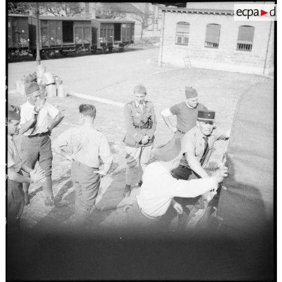 Des soldats de la 2e armée poussent un véhicule.