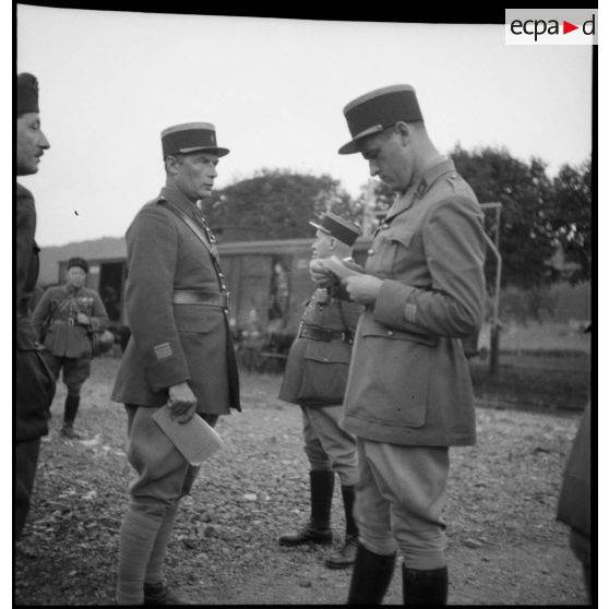 Photographie de groupe d'un capitaine et d'un commandant de la 2e armée.