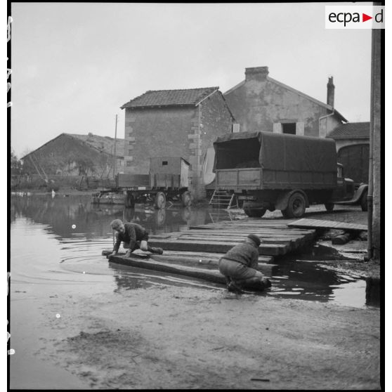Plan général de la rivière Meuse en crue dans un village.