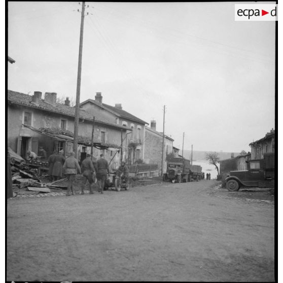 Plan général d'une rue de village lors de la crue de la rivière Meuse.