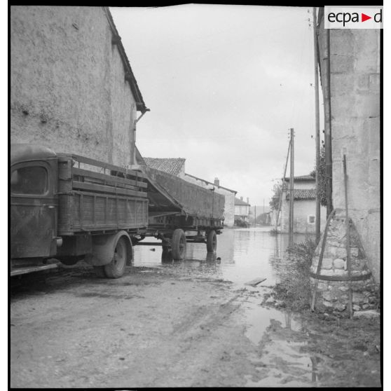 Plan général d'une rue de village lors de la crue de la rivière Meuse.