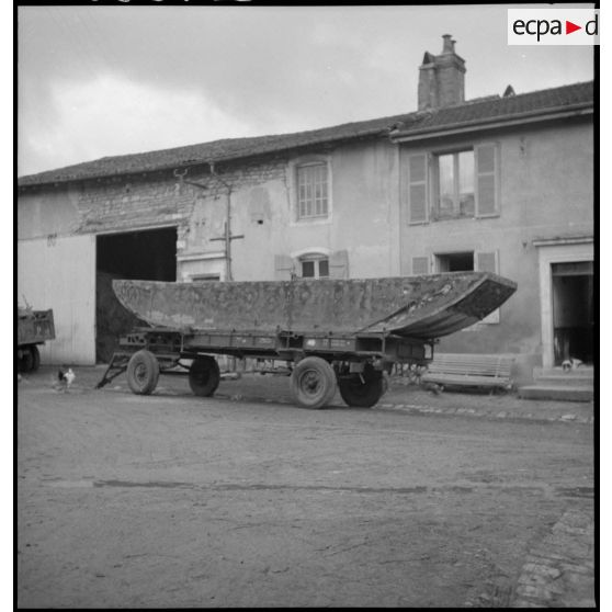 Plan général de profil d'une remorque de pont d'équipage modèle 1935 chargée d'une barge de franchissement.