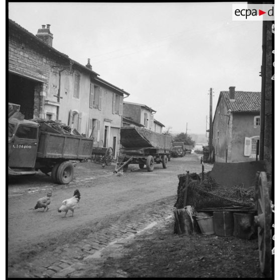 Plan général d'une rue de village lors de la crue de la rivière Meuse.