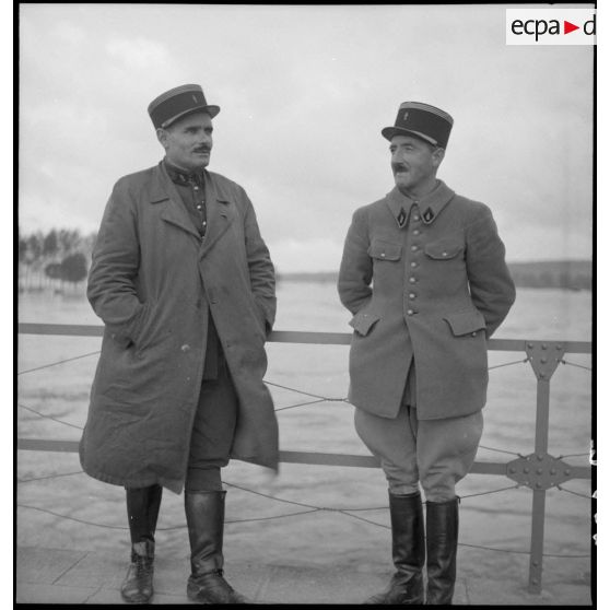 Photographie de groupe d'un commandant et d'un capitaine lors de la crue de la Meuse.