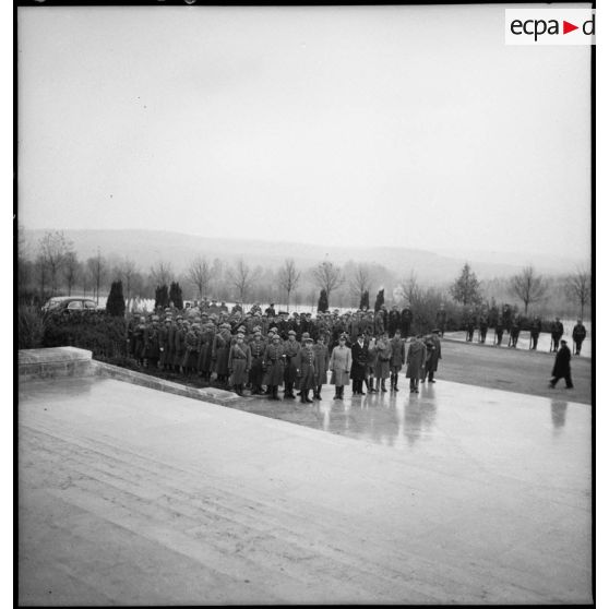Plan général des autorités militaires au garde-à-vous lors de la cérémonie du 11 novembre au mémorial américain de Montfaucon-d'Argonne.