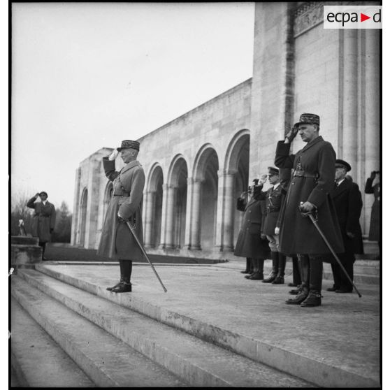 Le général d'armée Huntziger est photographié en pied de profil lors de la cérémonie du 11 novembre au mémorial américain de Montfaucon-d'Argonne.
