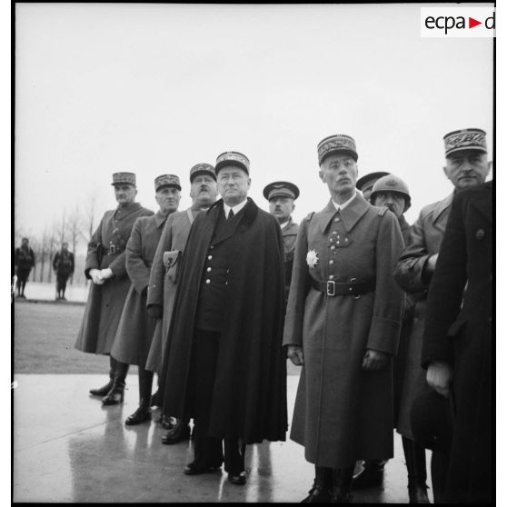 Photographie de groupe d'officiers généraux de la 2e armée lors de la cérémonie du 11 novembre au mémorial américain de Montfaucon.