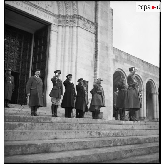 Photographie de groupe d'officiers généraux de la 2e armée lors de la cérémonie du 11 novembre au mémorial américain de Montfaucon (monument d'arrière-plan).