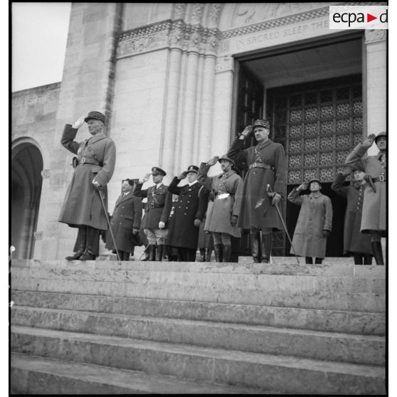 Photographie de groupe d'officiers généraux de la 2e armée lors de la cérémonie du 11 novembre au mémorial américain de Montfaucon.