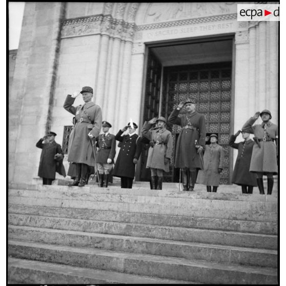 Photographie de groupe d'officiers généraux de la 2e armée lors de la cérémonie du 11 novembre au mémorial américain de Montfaucon.