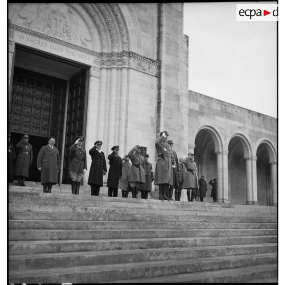 Photographie de groupe d'officiers généraux de la 2e armée lors de la cérémonie du 11 novembre au mémorial américain de Montfaucon.