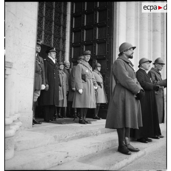 Photographie de groupe des aumôniers militaires qui font un discours lors de la cérémonie du 11 novembre au mémorial américain de Montfaucon.