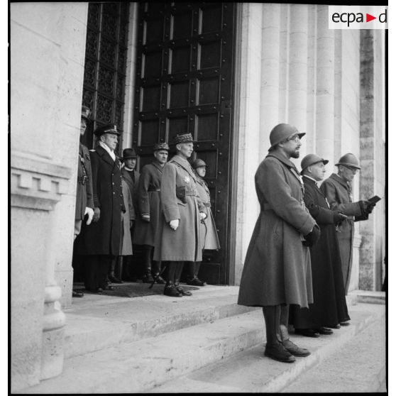 Photographie de groupe des aumôniers militaires qui font un discours lors de la cérémonie du 11 novembre au mémorial américain de Montfaucon.