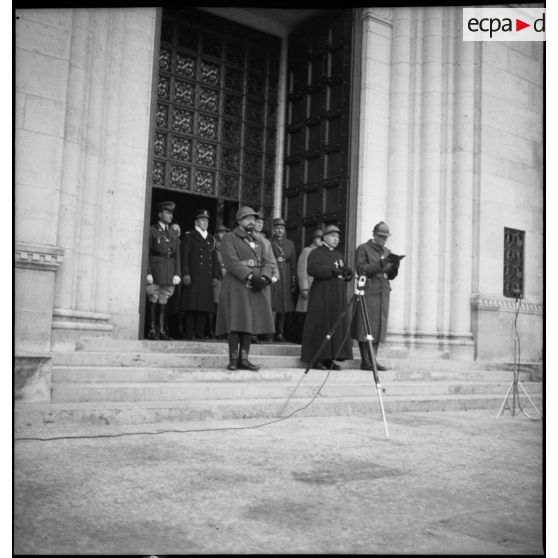 Photographie de groupe des aumôniers militaires qui font un discours lors de la cérémonie du 11 novembre au mémorial américain de Montfaucon .