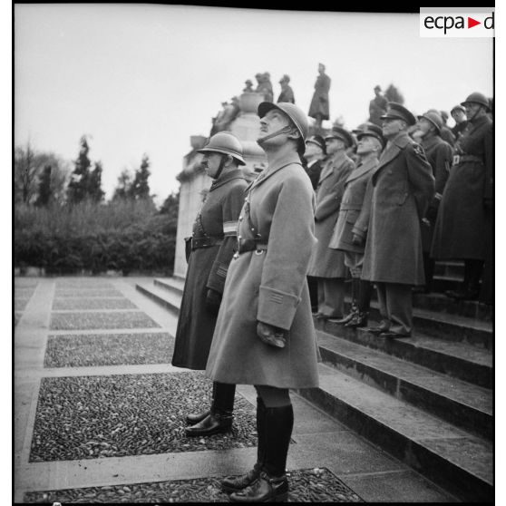 Photographie de groupe d'officiers de la 2e armée lors de la cérémonie du 11 novembre au mémorial américain de Montfaucon.