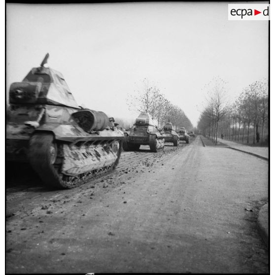 Plan général de trois quarts avant de chars légers FCM modèle 1936 du 7e BCC qui défilent lors du 11 novembre.