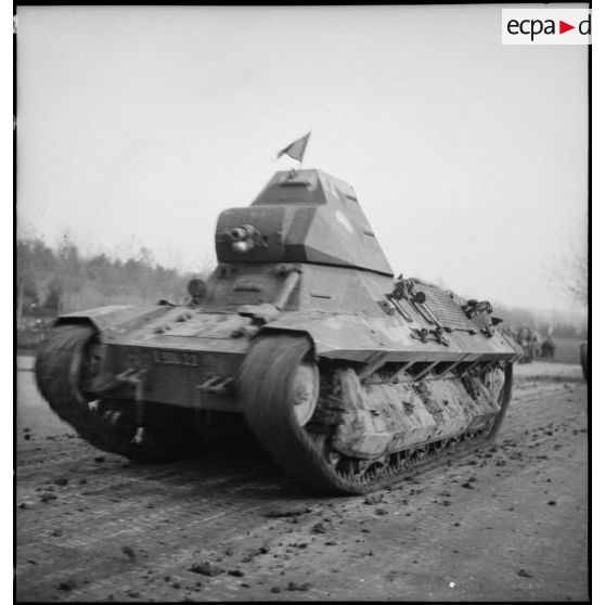 Plan moyen  de trois quarts avant d'un char léger FCM modèle 1936 du 7e BCC qui défile lors du 11 novembre.