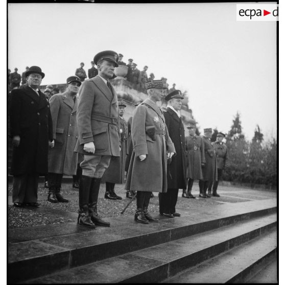 Le général d'armée Huntziger est photographié en pied de profil lors de la cérémonie du 11 novembre.
