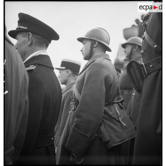 Photographie de groupe d'officiers de la 2e armée lors de la cérémonie du 11 novembre au mémorial américain de Montfaucon.
