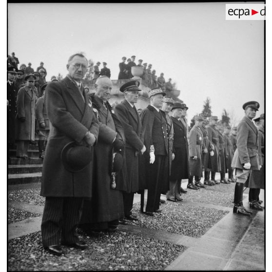 Photographie de groupe d'officiers de la 2e armée lors de la cérémonie du 11 novembre au mémorial américain de Montfaucon.