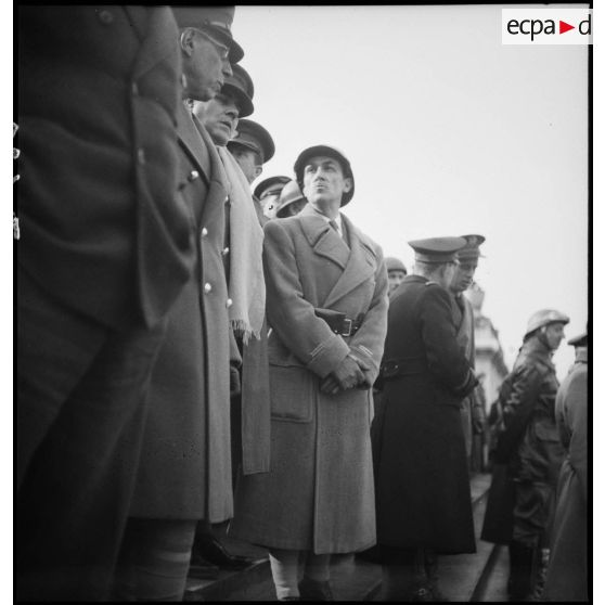 Photographie de groupe d'officiers de la 2e armée lors de la cérémonie du 11 novembre au mémorial américain de Montfaucon.