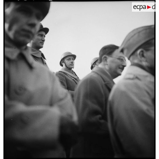Photographie de groupe d'officiers de la 2e armée lors de la cérémonie du 11 novembre au mémorial américain de Montfaucon.