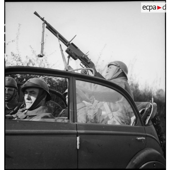 Plan moyen de profil d'un soldat du 3e escadron du 17e GRCA qui sert un FM M24/29 monté sur un affût antiaérien.