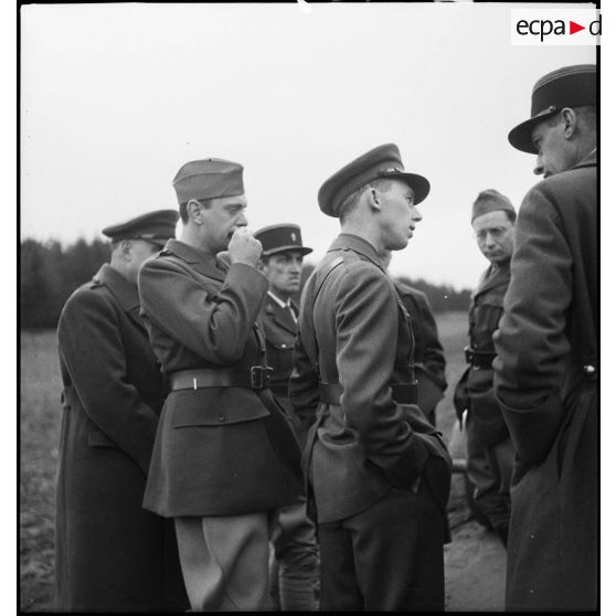 Photographie de groupe d'officiers de la 2e armée et de correspondants de guerre américains.