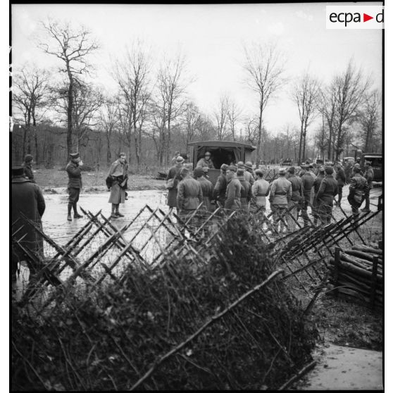Plan général de permissionnaires de la 2e armée qui attendent au bord d'une route.