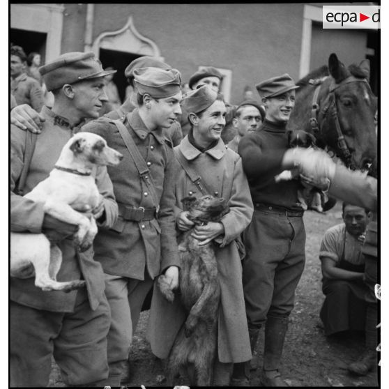 Photographie de groupe de permissionnaires de la 2e armée.