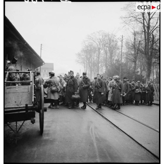 Plan général de permissionnaires de la 2e armée qui attendent près d'une gare ferroviaire.