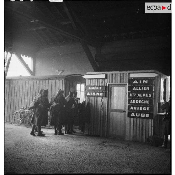 Plan général de permissionnaires de la 2e armée qui attendent près d'une gare ferroviaire.