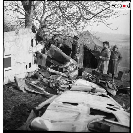 Plan général de personnels de l'armée de l'air qui inspectent l'épave d'un chasseur Messerschmitt Bf-109.
