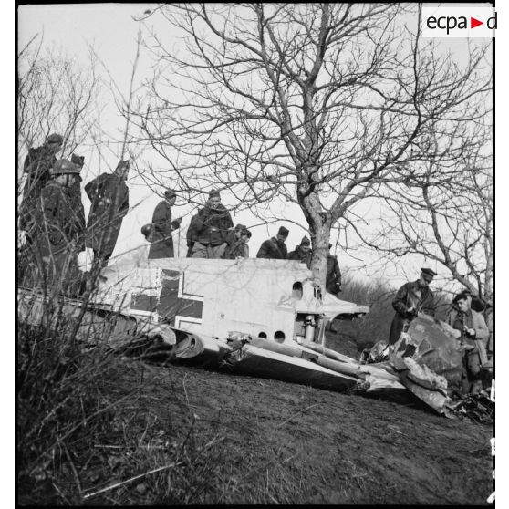 Des soldats de la 2e armée sont photographiés près des restes d'un chasseur Messerschmitt Bf-109.