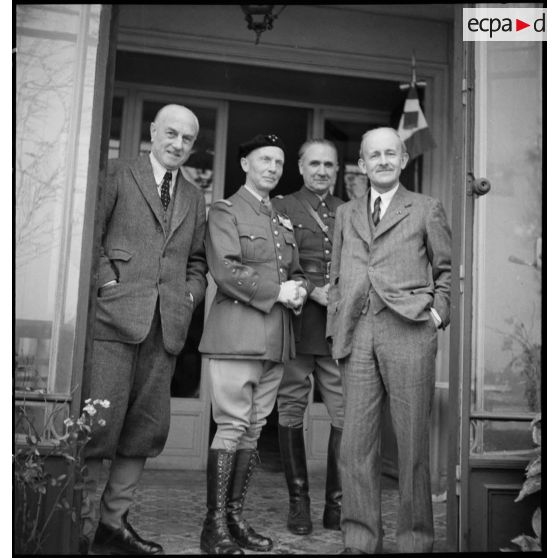 Photographie de groupe du général d'armée Huntziger entouré de personnalités civiles.