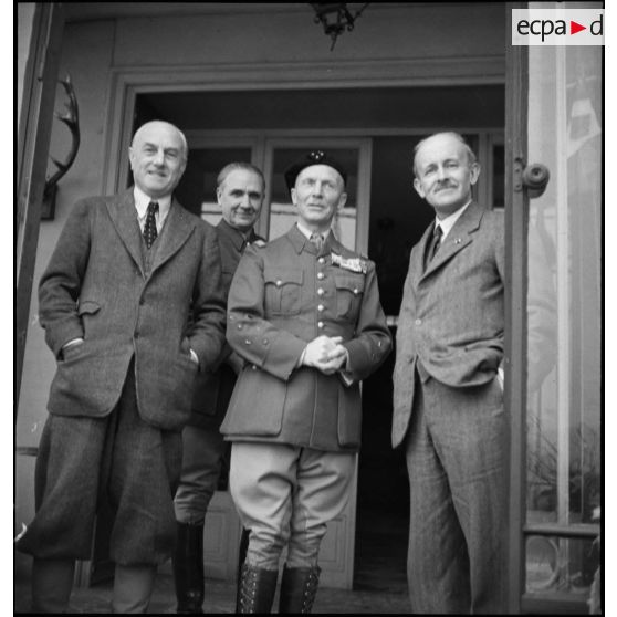 Photographie de groupe du général d'armée Huntziger entouré de personnalités civiles.