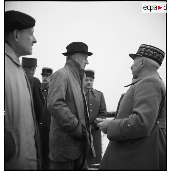 Photographie de groupe de personnalités civiles et d'un officier général de la 2e armée lors d'une visite.