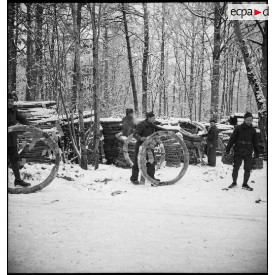 Plan général de soldats de la 2e armée qui travaillent dans une forêt enneigée.