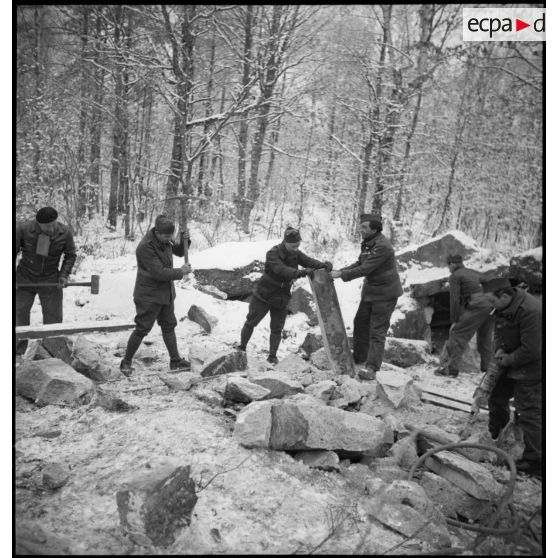 Plan général de soldats de la 2e armée qui travaillent dans une forêt enneigée.