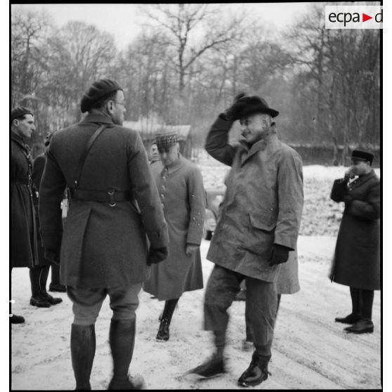 Photographie de groupe de personnalités civiles et d'un officier général de la 2e armée lors d'une visite.