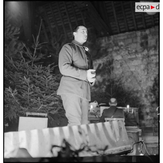 Plan moyen d'un soldat de la 2e armée acteur de théâtre lors d'un spectacle de fin d'année.