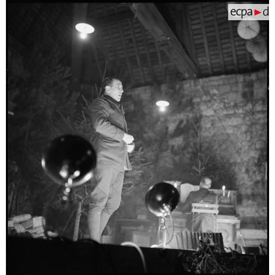 Plan moyen d'un soldat de la 2e armée acteur de théâtre lors d'un spectacle de fin d'année.