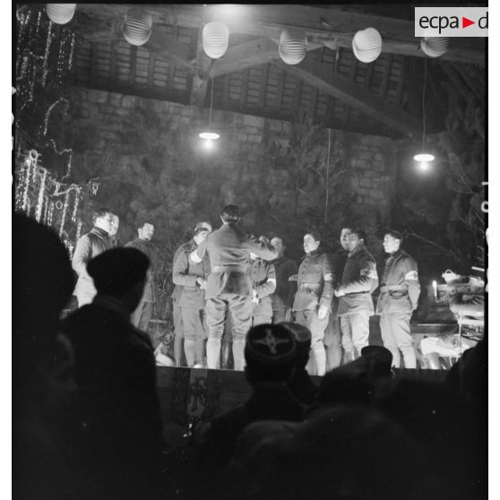 Plan général de soldats de la 2e armée acteurs de théâtre lors d'un spectacle de fin d'année.