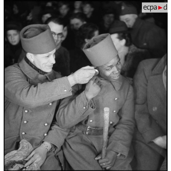 Portrait de groupe de spectateurs de la 2e armée qui assistent à un spectacle de fin d'année.