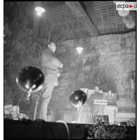 Plan moyen d'un soldat de la 2e armée acteur de théâtre lors d'un spectacle de fin d'année.