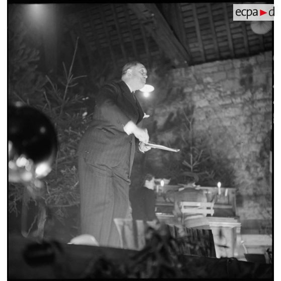 Plan moyen d'un soldat de la 2e armée acteur de théâtre lors d'un spectacle de fin d'année.