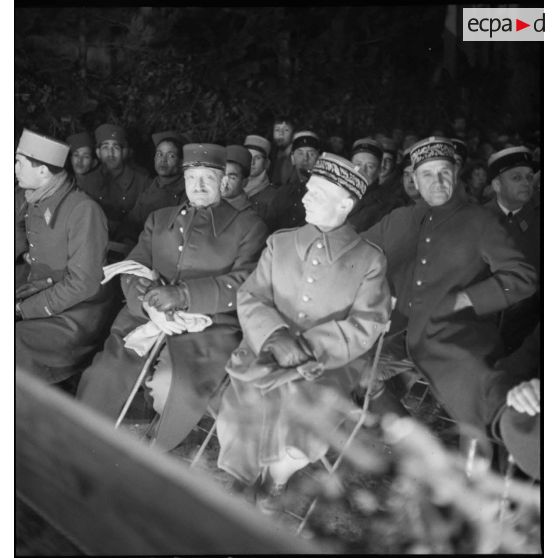 Le général d'armée Huntziger assiste à un spectacle de fin d'année, il est accompagné d'un autre officier général.